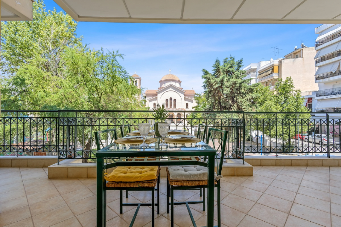 Chalkida Elegant Apartment for 8, 3 min from beach