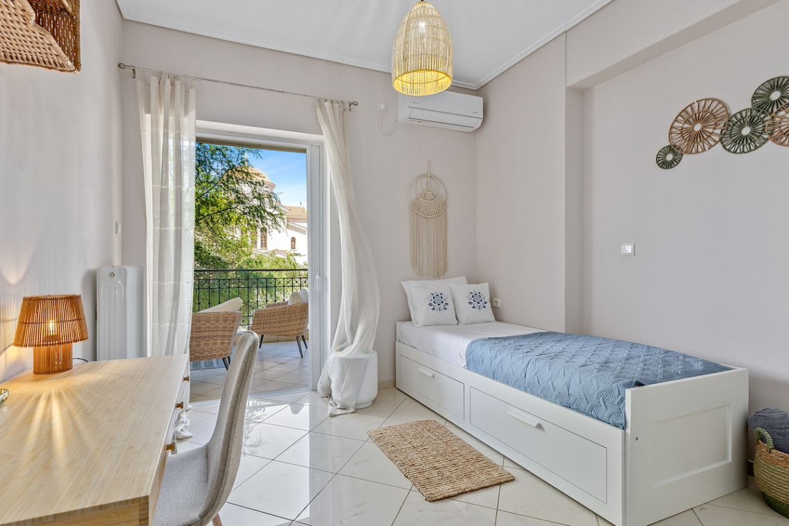 Chalkida Elegant Apartment for 8, 3 min from beach
