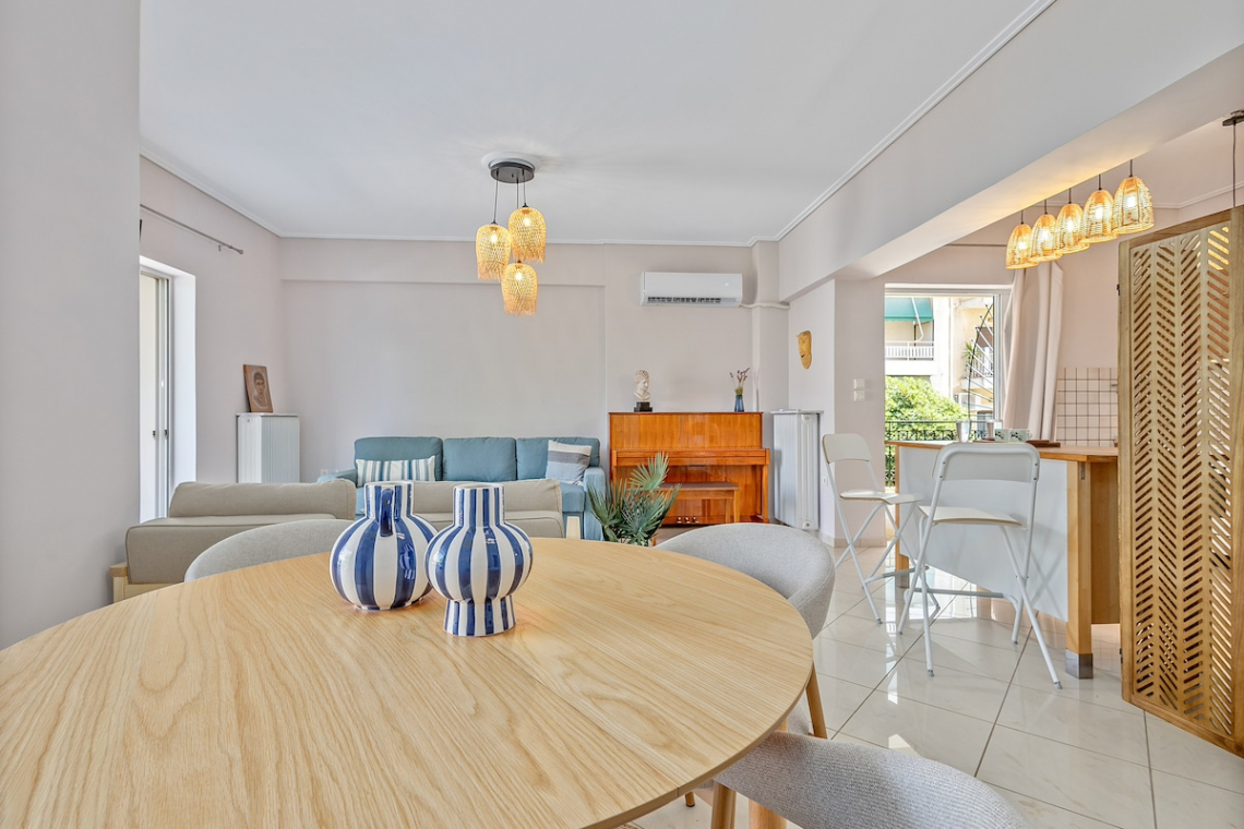 Chalkida Elegant Apartment for 8, 3 min from beach