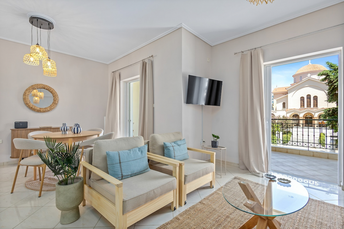 Chalkida Elegant Apartment for 8, 3 min from beach