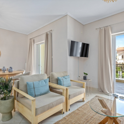 Chalkida Elegant Apartment for 8, 3 min from beach