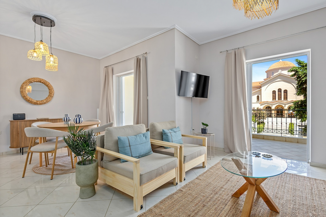 Chalkida Elegant Apartment for 8, 3 min from beach