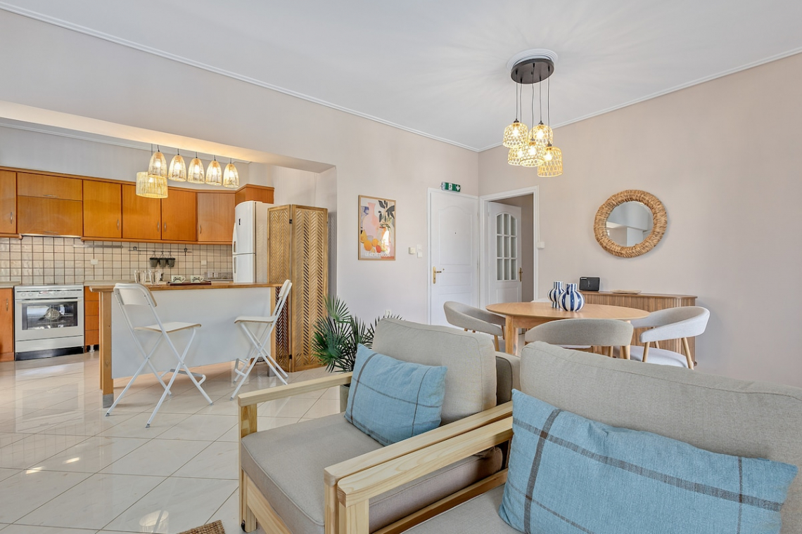 Chalkida Elegant Apartment for 8, 3 min from beach
