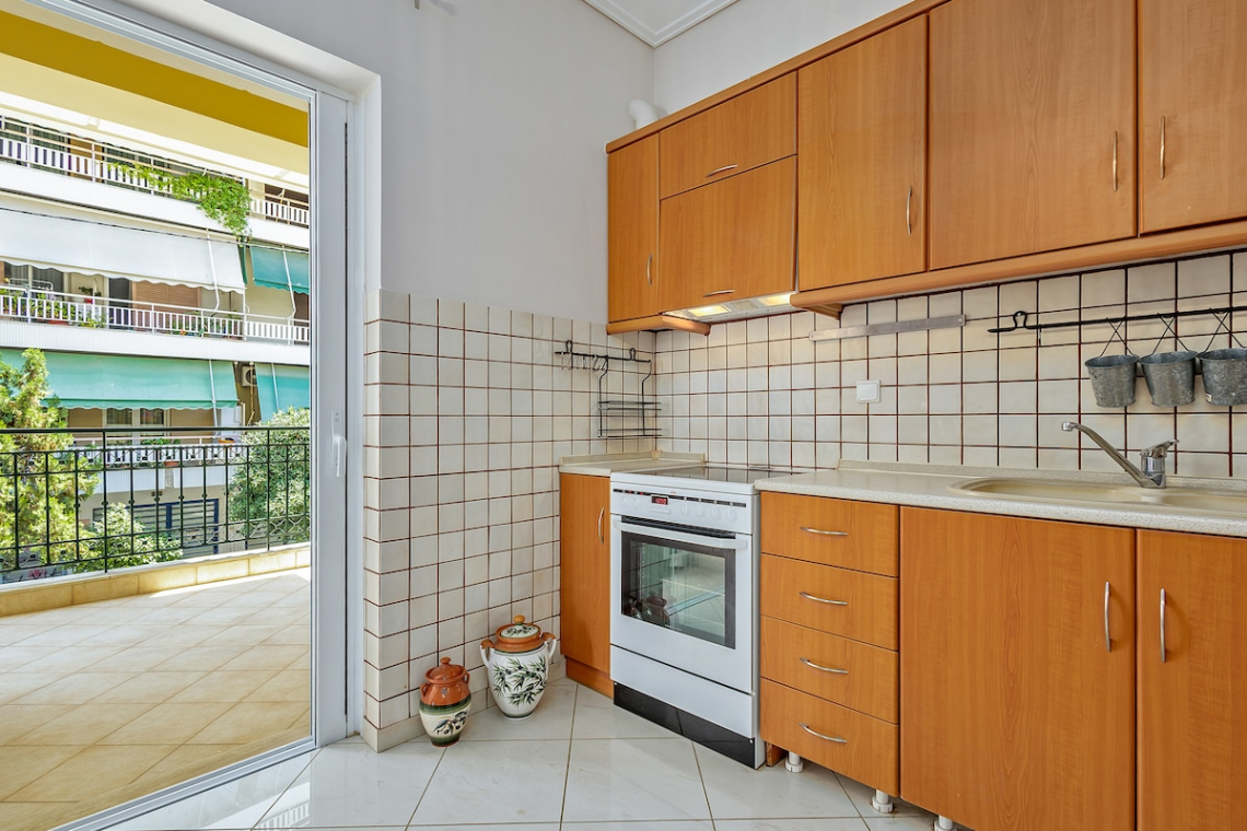 Chalkida Elegant Apartment for 8, 3 min from beach