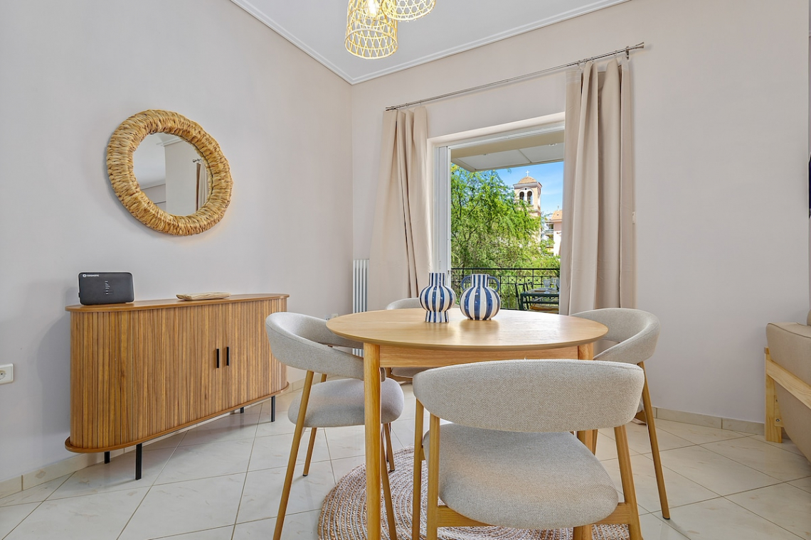 Chalkida Elegant Apartment for 8, 3 min from beach