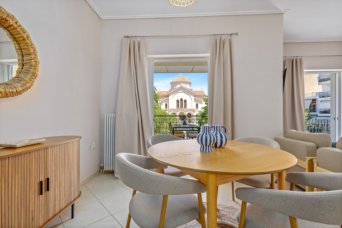 Chalkida Elegant Apartment for 8, 3 min from beach