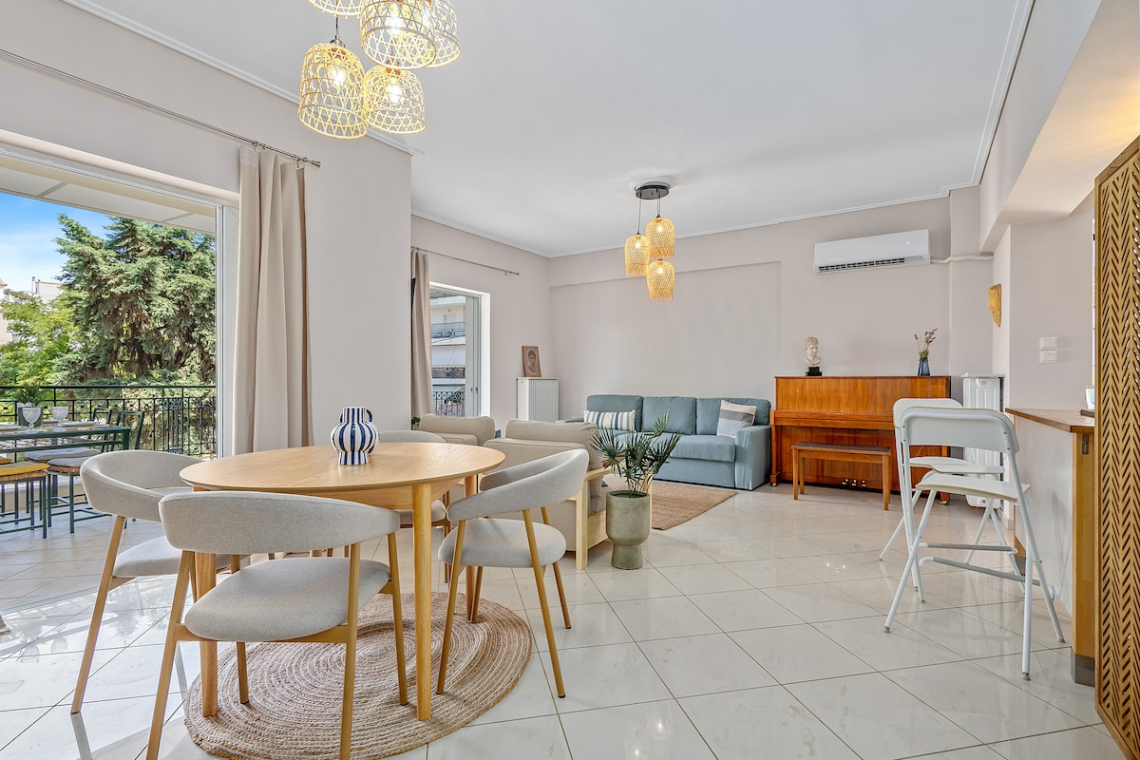 Chalkida Elegant Apartment for 8, 3 min from beach