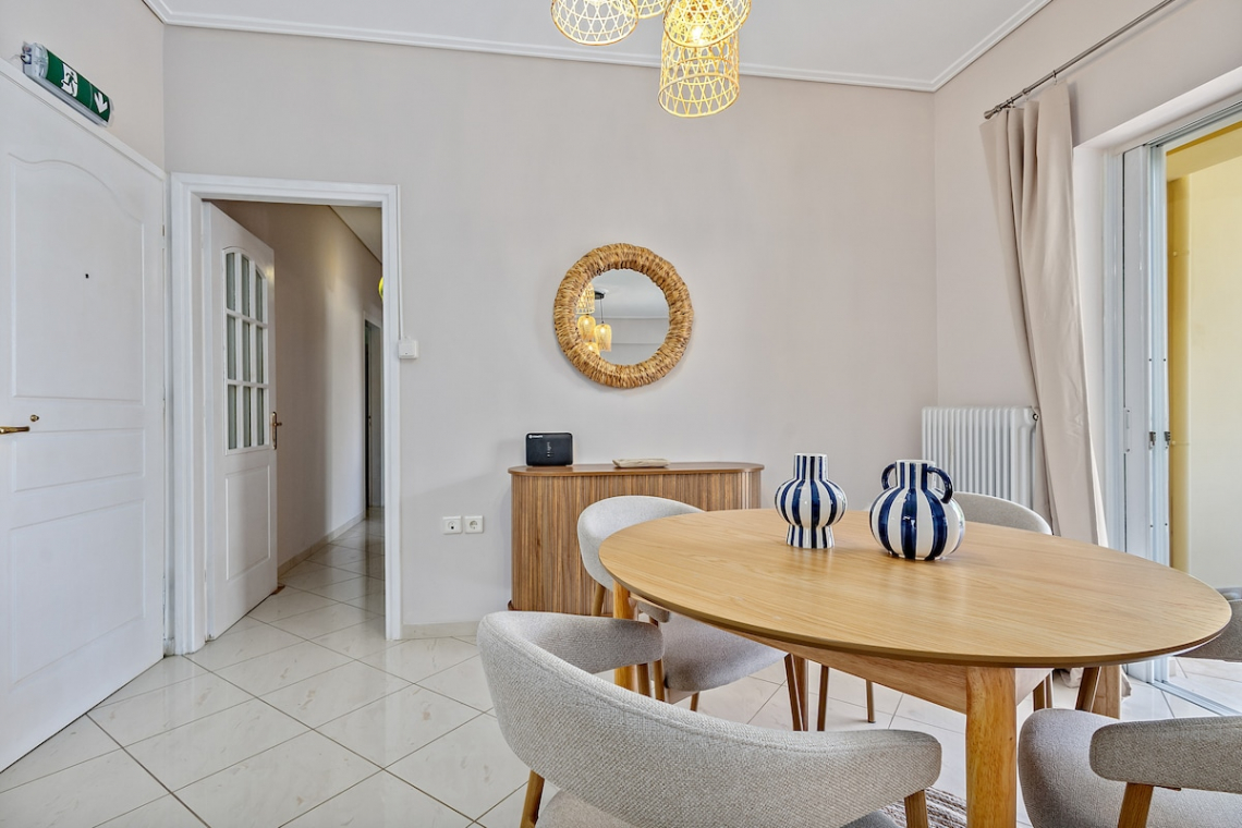 Chalkida Elegant Apartment for 8, 3 min from beach