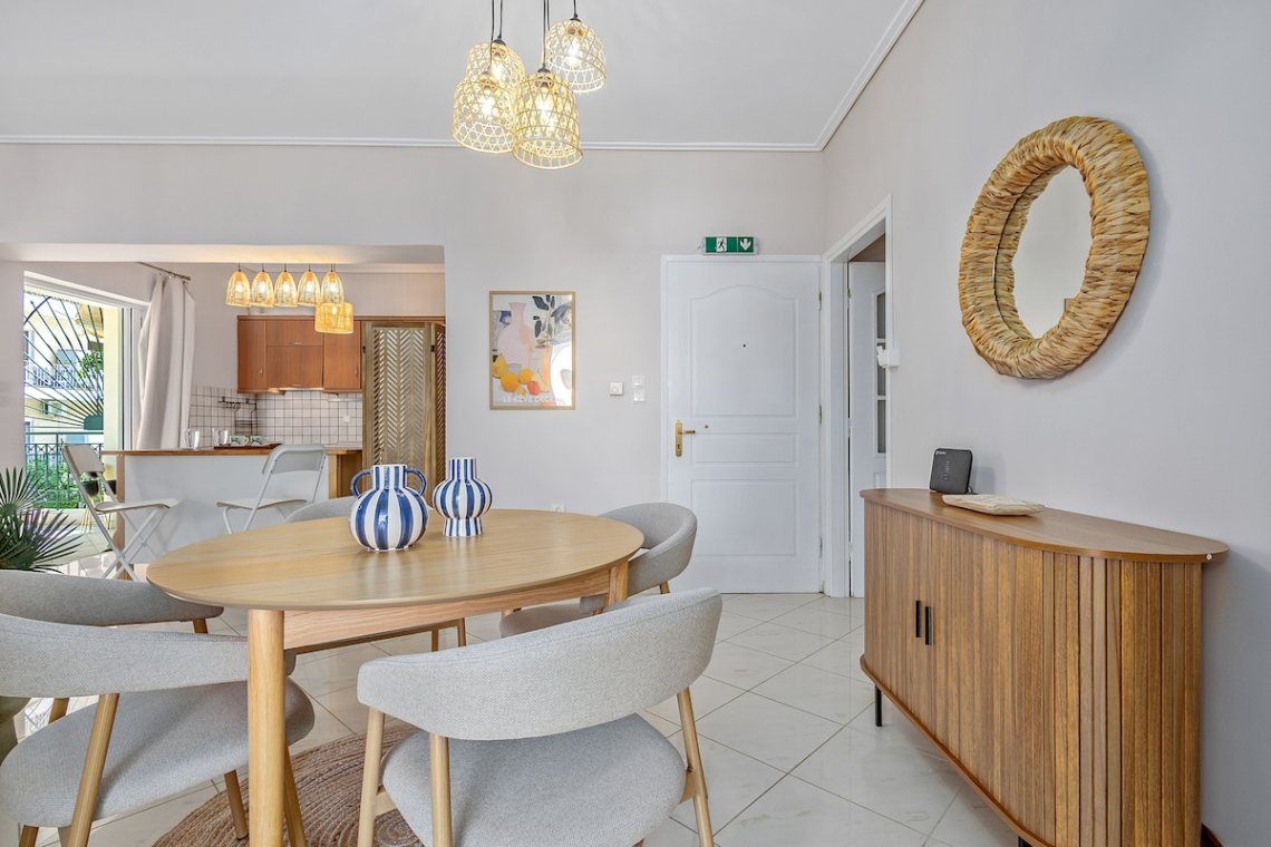Chalkida Elegant Apartment for 8, 3 min from beach