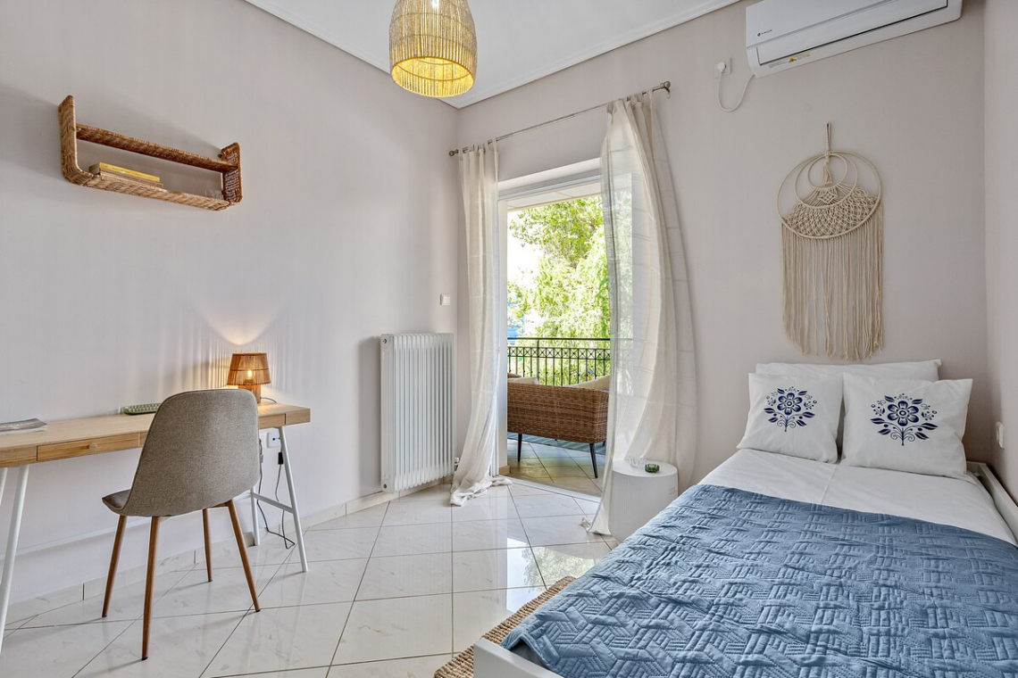 Chalkida Elegant Apartment for 8, 3 min from beach