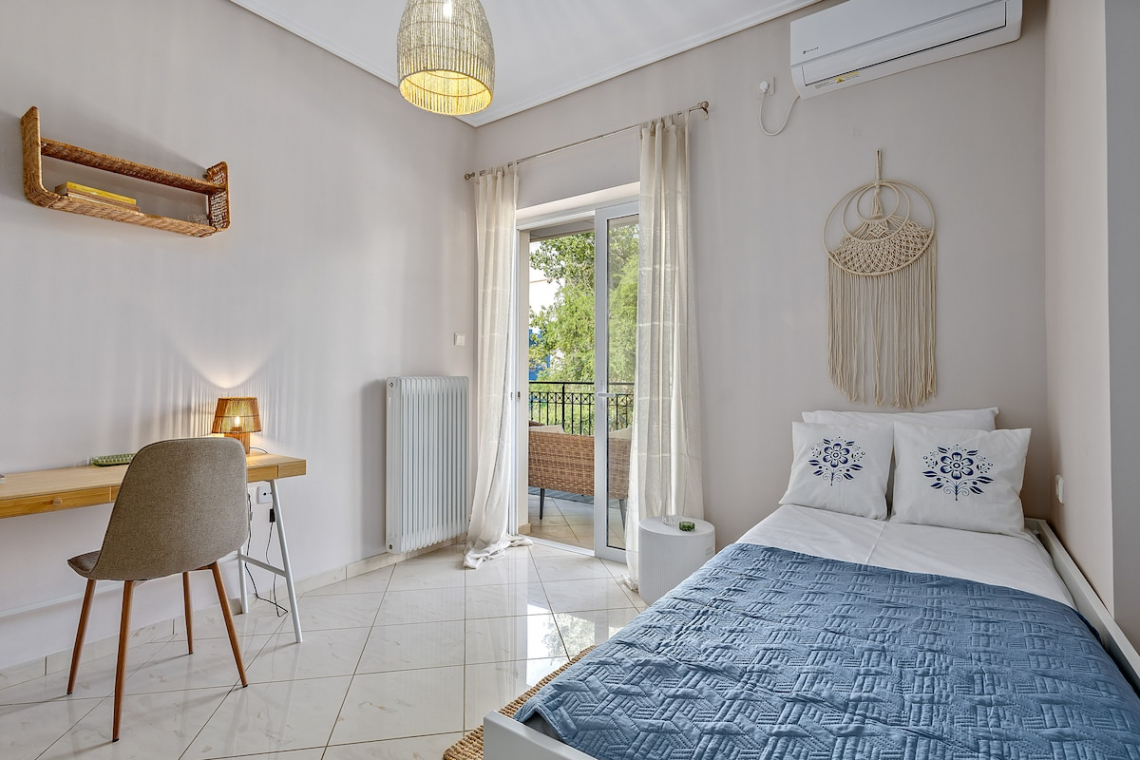 Chalkida Elegant Apartment for 8, 3 min from beach