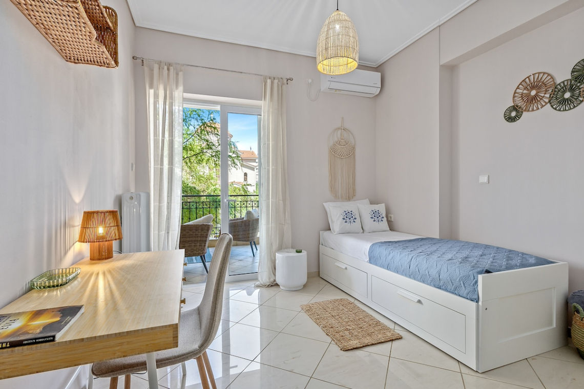 Chalkida Elegant Apartment for 8, 3 min from beach