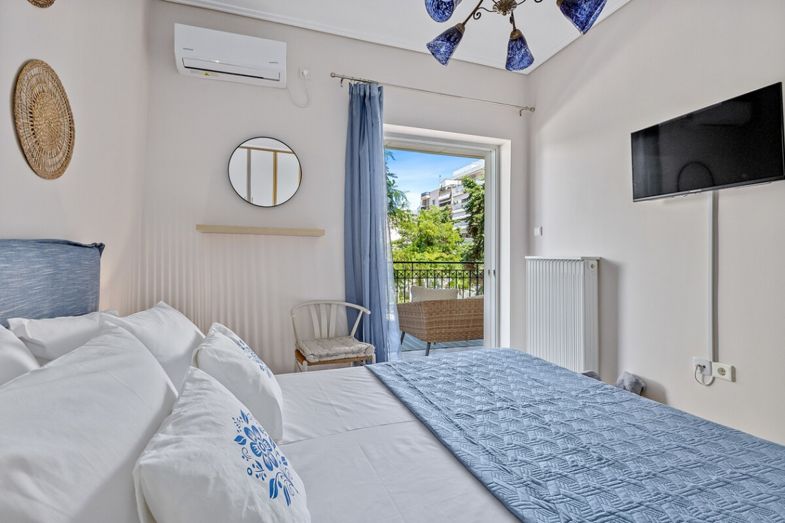 Chalkida Elegant Apartment for 8, 3 min from beach