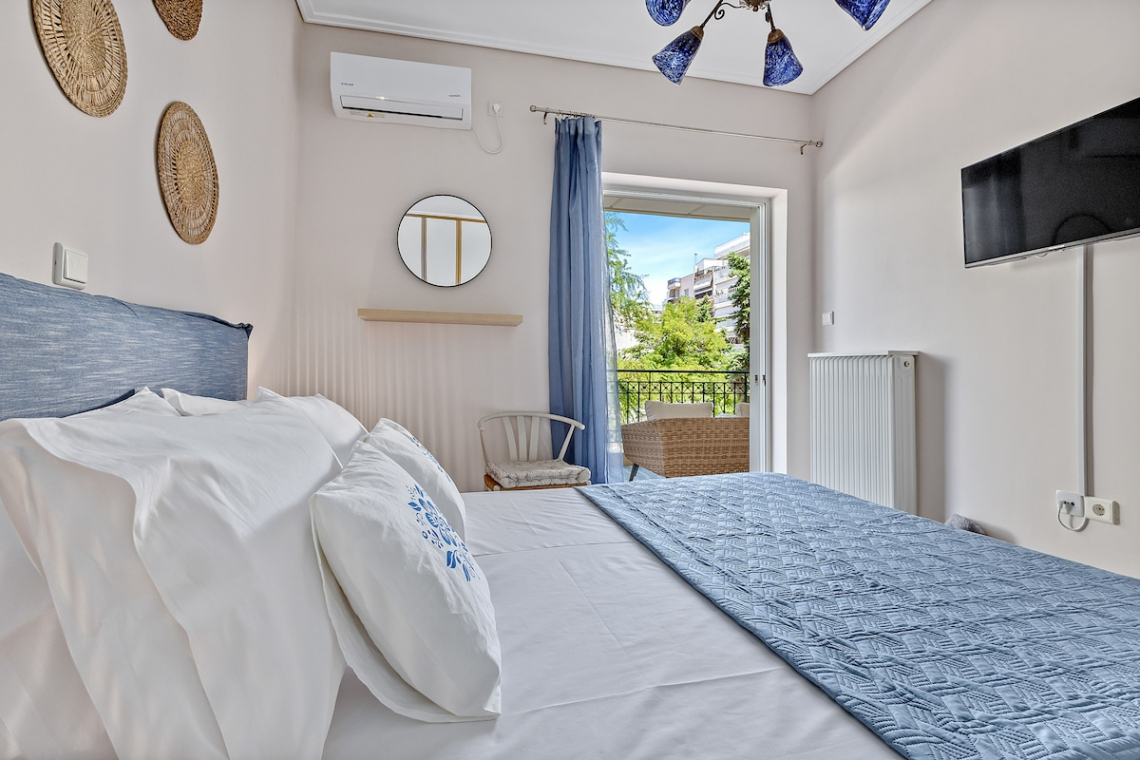 Chalkida Elegant Apartment for 8, 3 min from beach