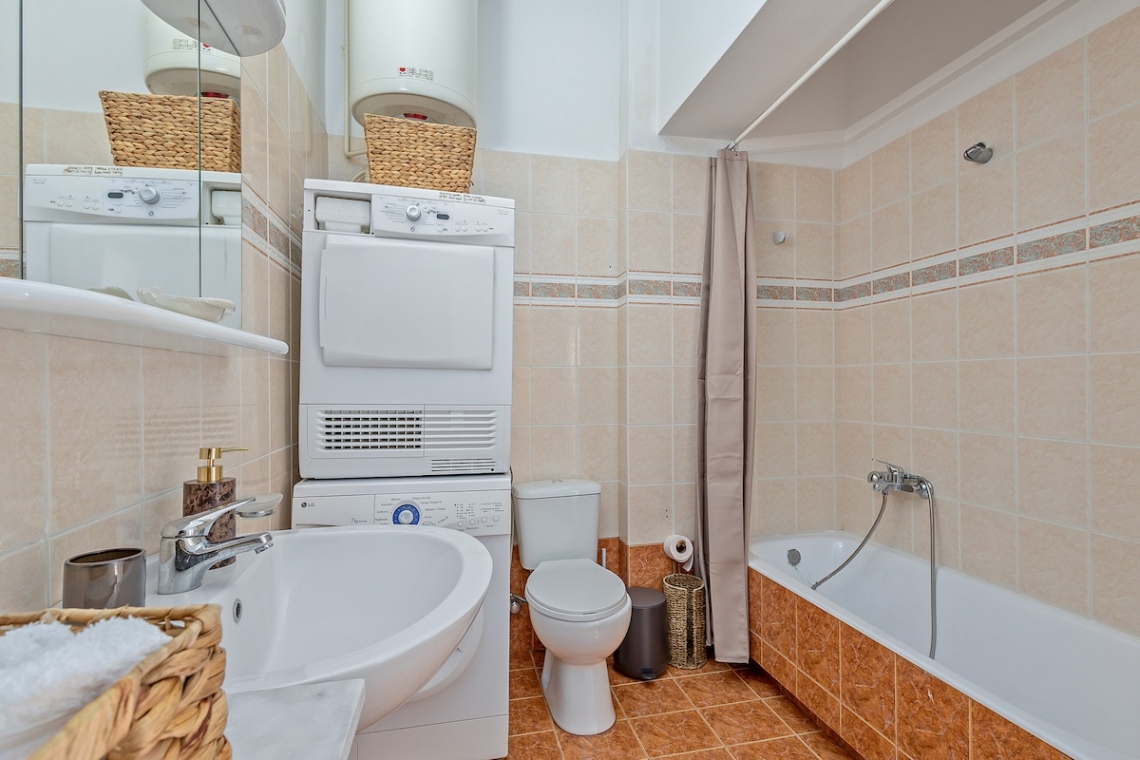 Chalkida Elegant Apartment for 8, 3 min from beach