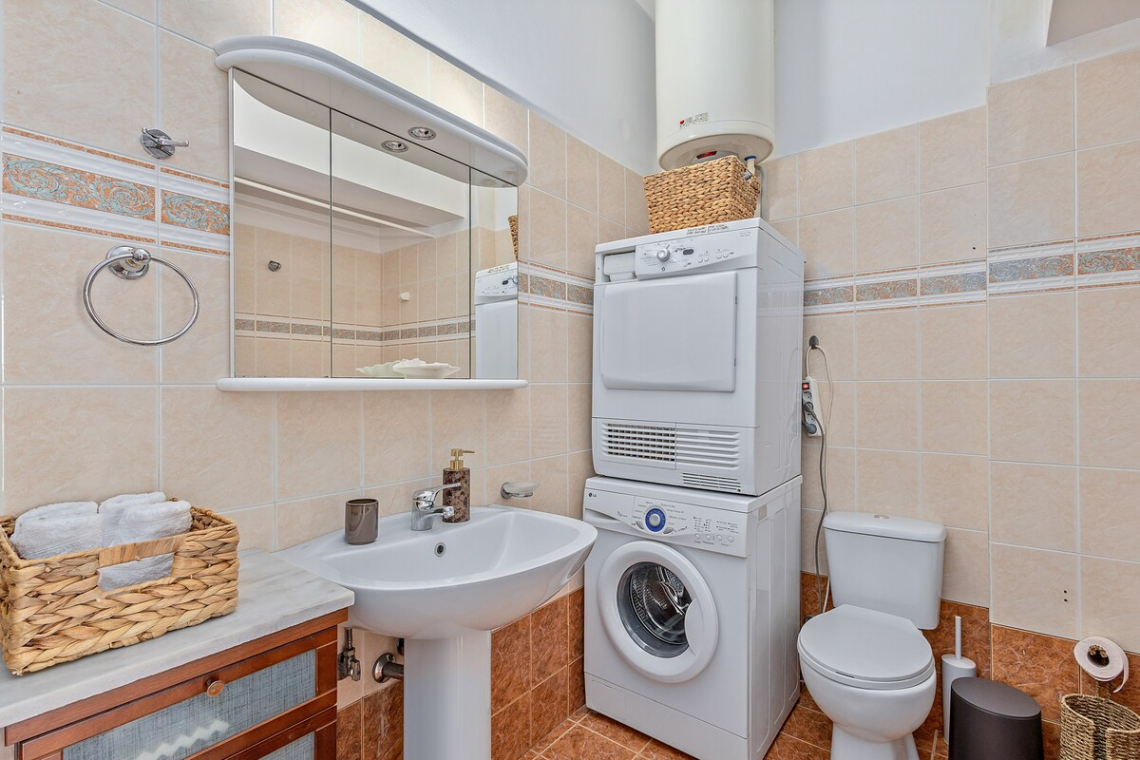 Chalkida Elegant Apartment for 8, 3 min from beach
