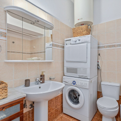 Chalkida Elegant Apartment for 8, 3 min from beach