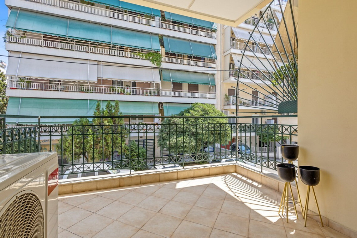 Chalkida Elegant Apartment for 8, 3 min from beach