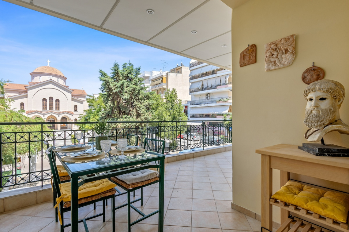 Chalkida Elegant Apartment for 8, 3 min from beach